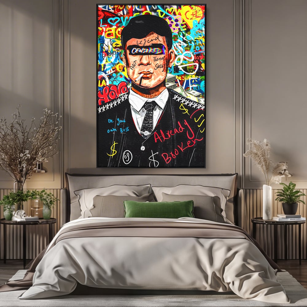 Tablou canvas cu tablou canvas cu personaj tip tommy shelby, in rama de aluminiu negru, pe perete intr-un dormitor